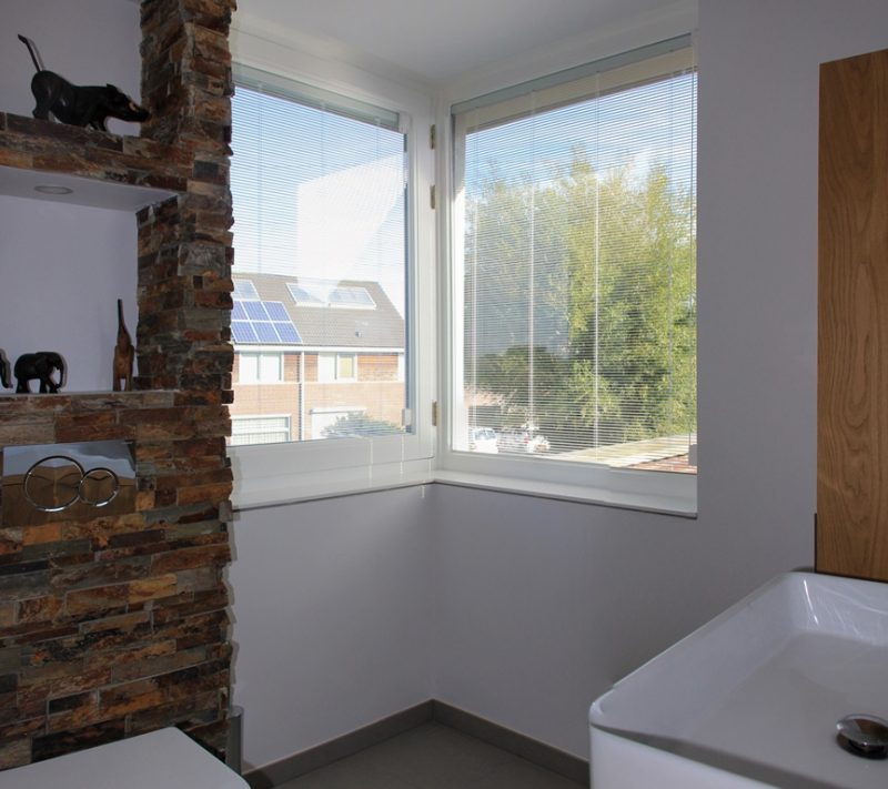 ScreenLine jaloezieën tussen glas op maat – handbediend 11 ScreenLine jaloezieën tussen glas in een badkamer