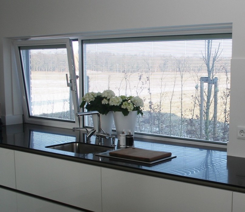 ScreenLine jaloezieën tussen glas op maat – handbediend 12 Pilkington Insulight glas met ScreenLine jaloezieën